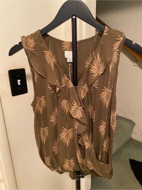 NWT a new day olive green/cream Palm-Print Ruffle Sleeveless tank size small.